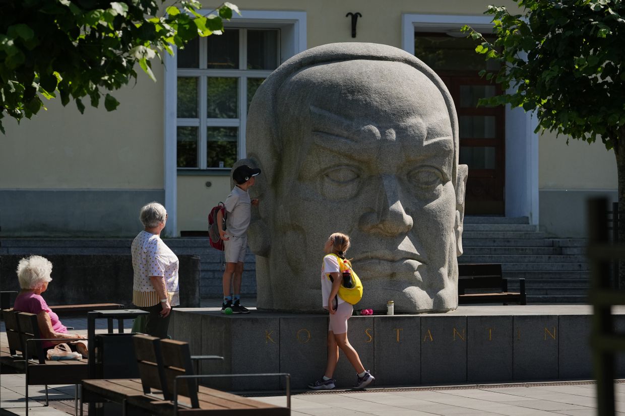 Estonia Charts Soviet Artistic Legacy as Nation Reckons with Occupation History
