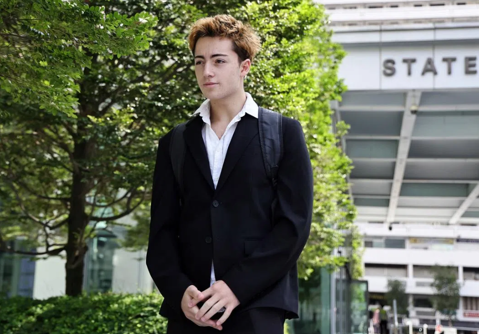 French Teen in Singapore Set to Plead Guilty to Vending Machine Straw Stunt