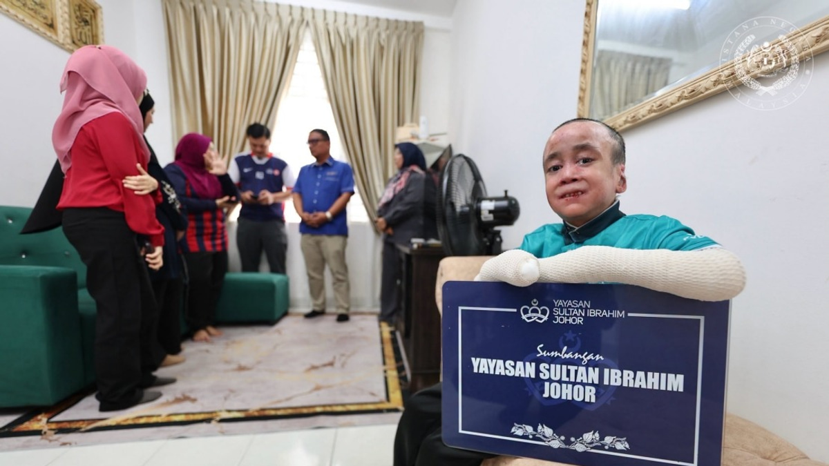 Johor Royal Foundation Provides Aid to Teenager with Rare Skin Disorder