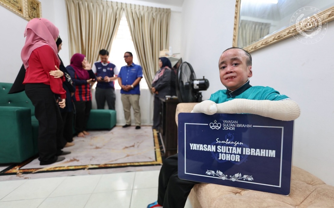 Johor Royal Foundation Provides Aid to Teenager with Rare Skin Disorder