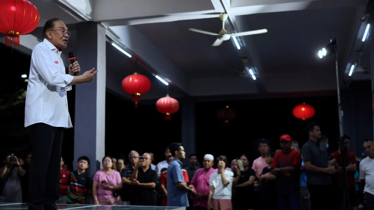 Anwar to Push Chinese Premier on Durian Prices During Beijing Visit