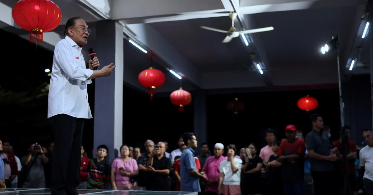 Anwar to Push Chinese Premier on Durian Prices During Beijing Visit