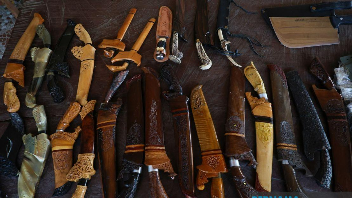 Master Collector Safeguards Kelantan's Fading Blacksmith Heritage Through Prized Golok Collection
