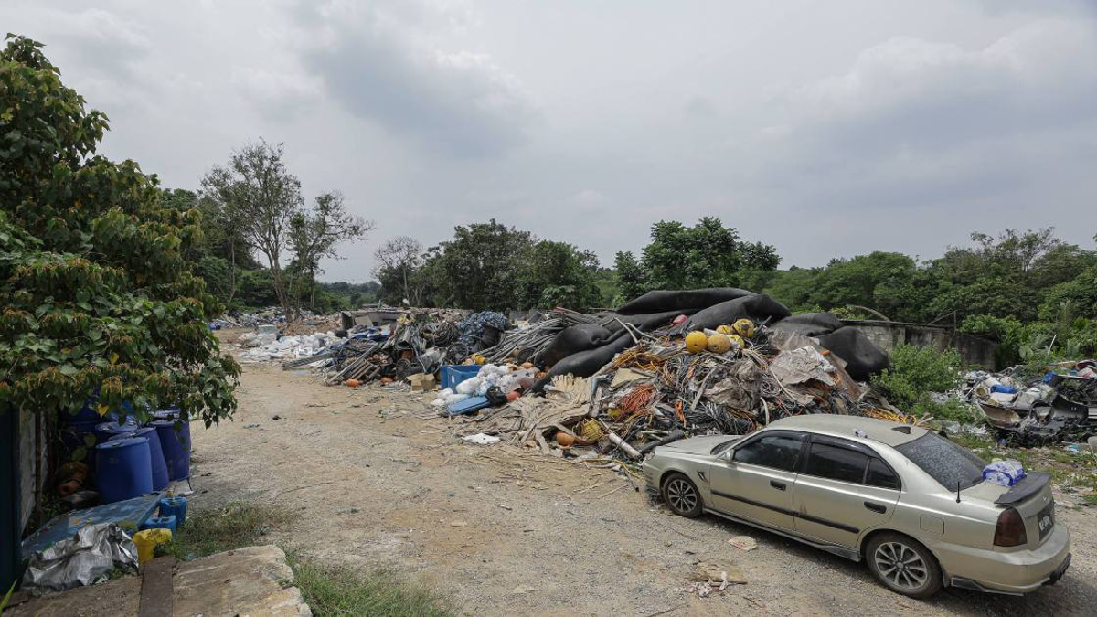 Johor establishes task force to investigate Singapore construction waste dumping allegations in Pontian