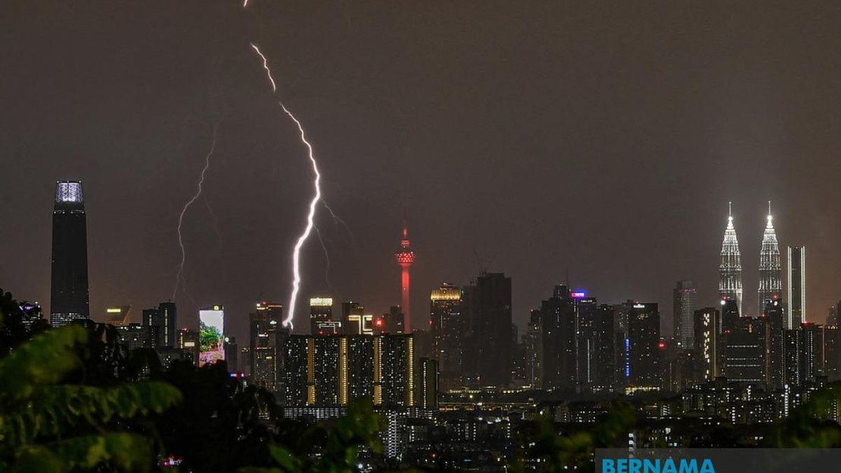 Severe Weather Alert: Heavy Rain and Thunderstorms Sweep Across KL and Eight States