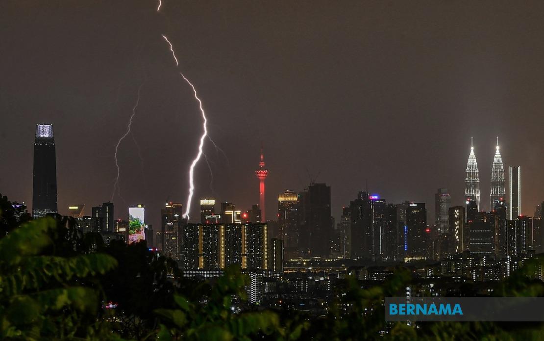 Severe Weather Alert: Heavy Rain and Thunderstorms Sweep Across KL and Eight States