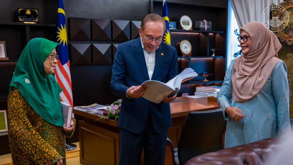 Anwar's New Book Aims to Preserve His Political Philosophy for Coming Generations