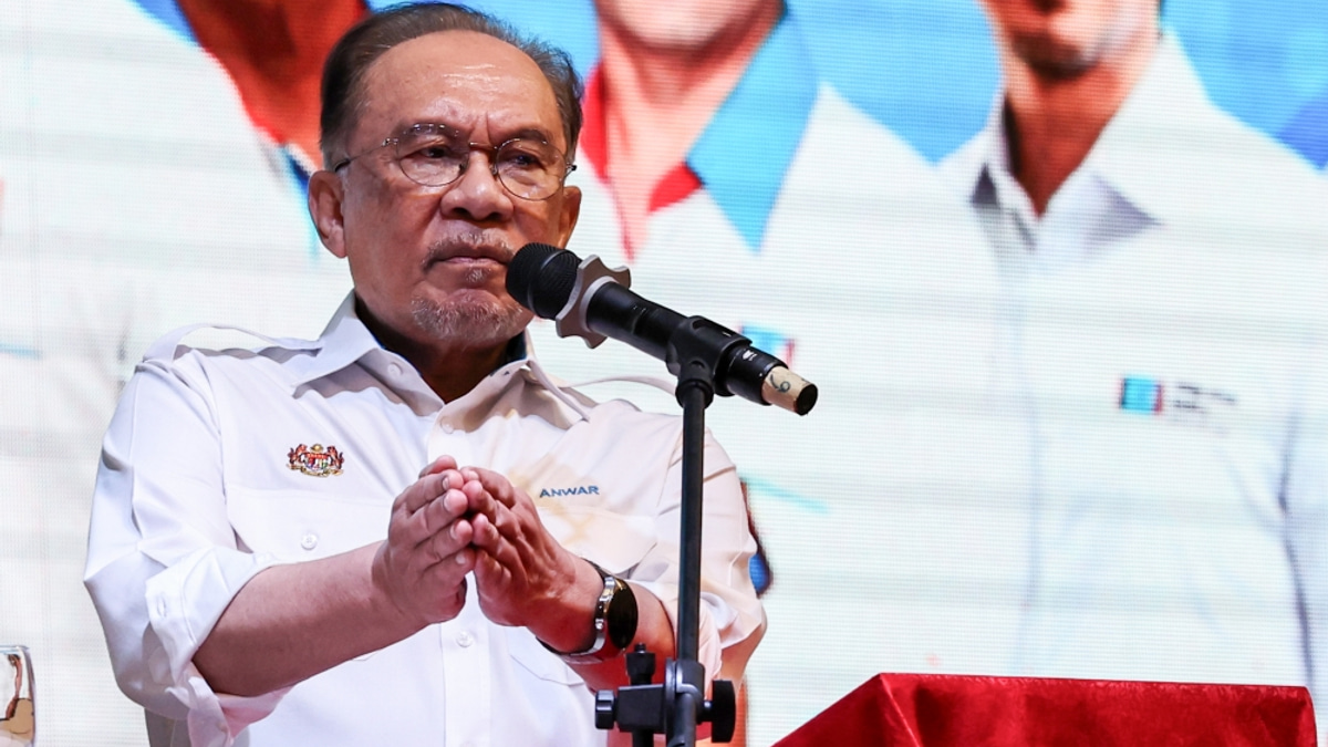 Anwar Demands Accountability Over Tabung Haji's RM12 Billion Loss