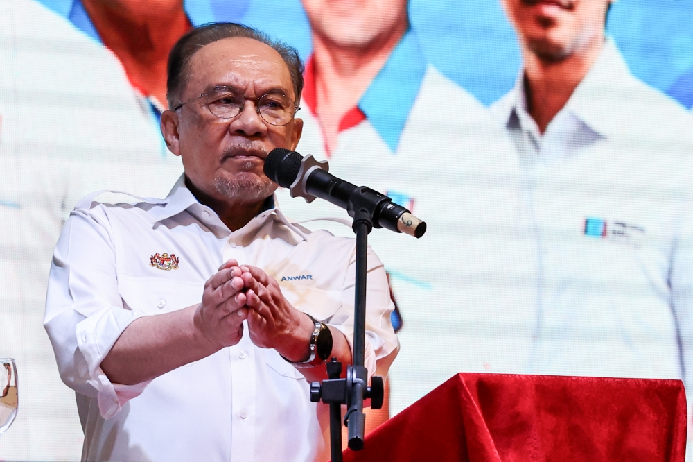 Anwar Demands Accountability Over Tabung Haji's RM12 Billion Loss